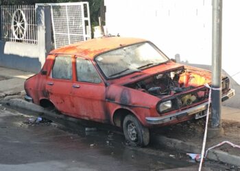 Le incendió el auto al esposo de su vecina, la asesinó a tiros y se dio a la fuga
