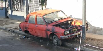 Le incendió el auto al esposo de su vecina, la asesinó a tiros y se dio a la fuga