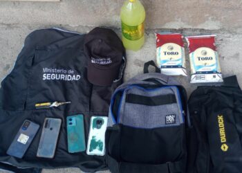 Intentaron ingresar con alcohol al partido de Belgrano con un chaleco del ministerio de Seguridad