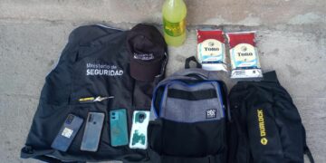 Intentaron ingresar con alcohol al partido de Belgrano con un chaleco del ministerio de Seguridad