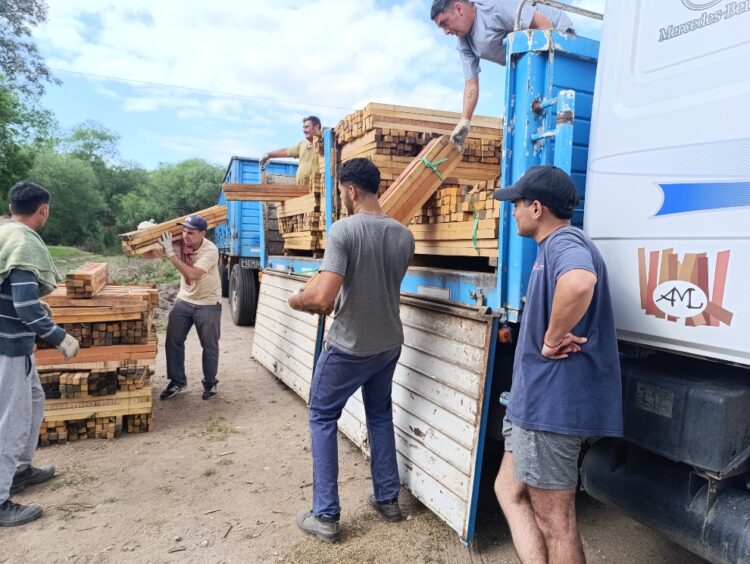 La Provincia entregó insumos y aportes a los productores afectados por los incendios