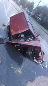 Video impactante: un auto cayó en un enorme socavón provocado por la lluvia