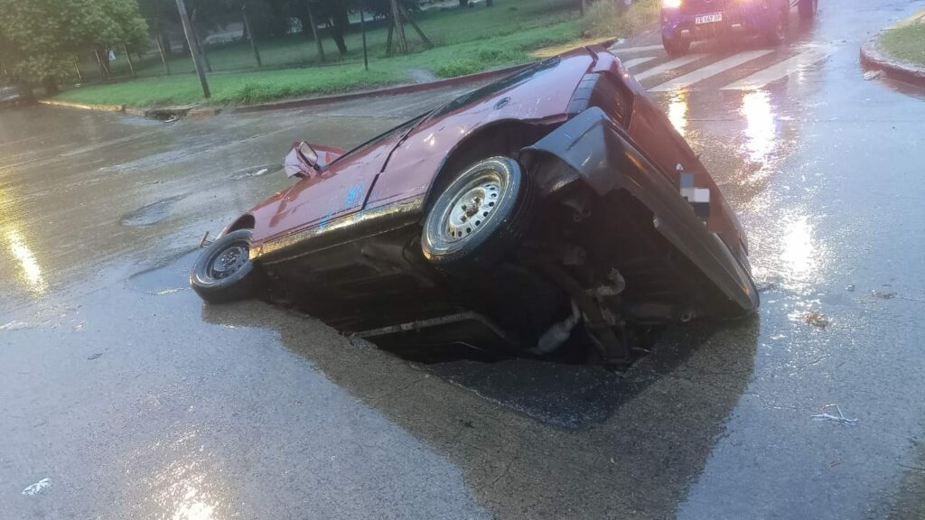 Video impactante: un auto cayó en un enorme socavón provocado por la lluvia