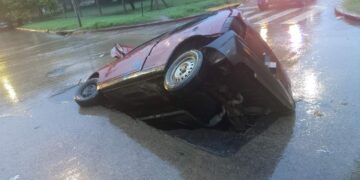 Video impactante: un auto cayó en un enorme socavón provocado por la lluvia