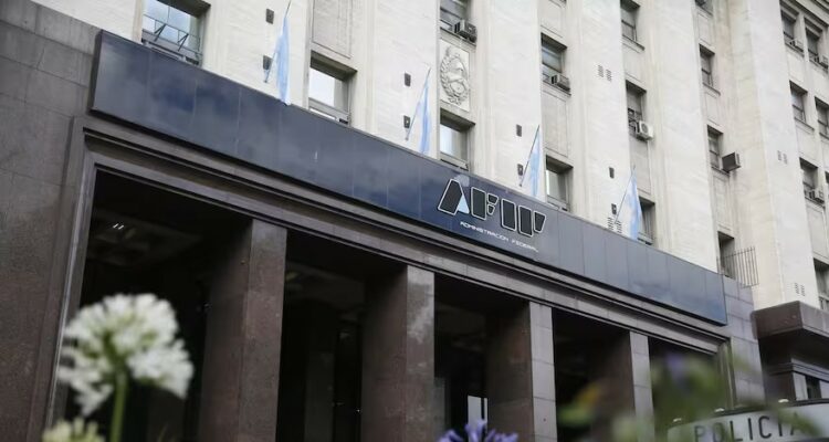 Milei avanza en la reducción del Estado: anunció el fin de la Afip y la expulsión de sus empleados