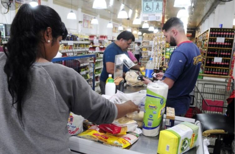 Casi el 90% de los hogares compró comida a crédito