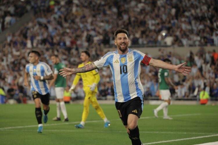 Con un hat trick de Messi, Argentina goleó a Bolivia y se mantiene como único líder