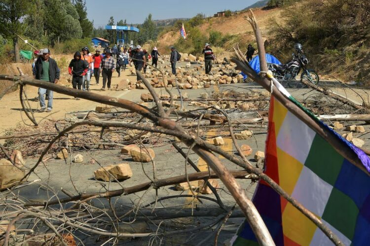 Varios camiones están varados en las carreteras debido a los bloqueos.