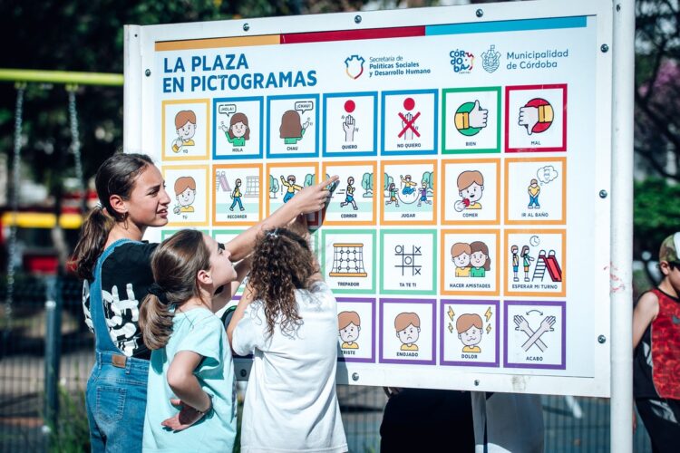 Colocaron cartelería inclusiva en parques y plazas de la ciudad