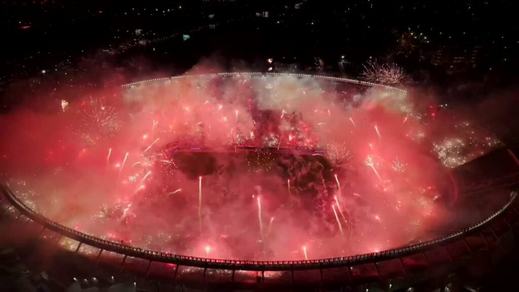 El Monumental fue clausurado tras el recibimiento con bengalas y fuegos artificiales ante Mineiro