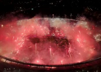 El Monumental fue clausurado tras el recibimiento con bengalas y fuegos artificiales ante Mineiro