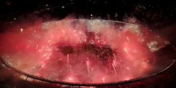 El Monumental fue clausurado tras el recibimiento con bengalas y fuegos artificiales ante Mineiro