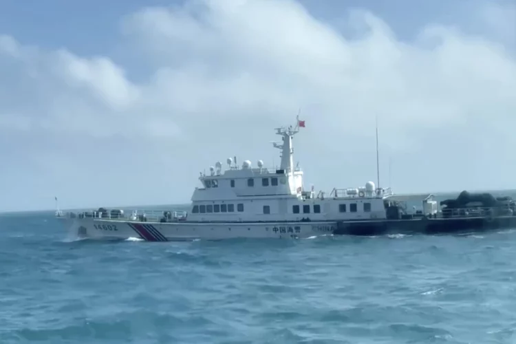 Un barco guardacostas chino visto desde una embarcación guardacostas taiwanesa a su paso por las islas Matsu, Taiwán.