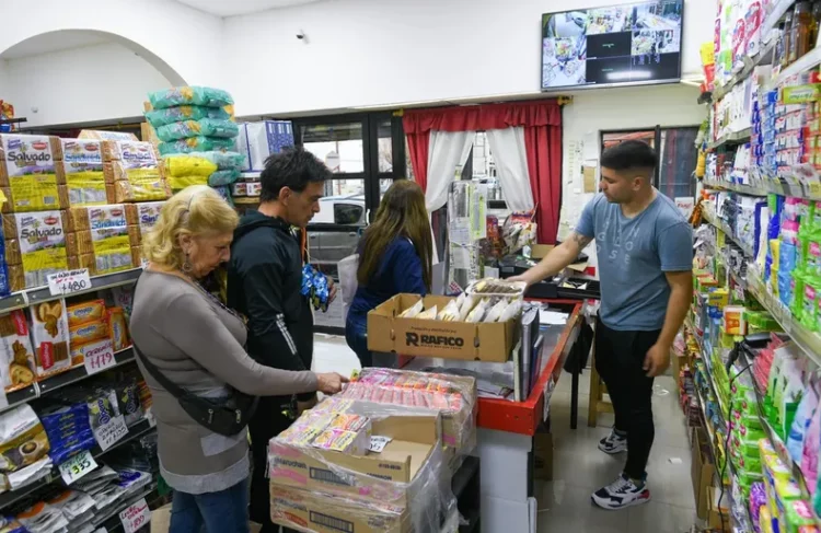 Se acordó un aumento salarial en dos tramos para los empleados de comercio