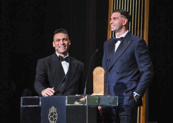 «Dibu» Martínez ganó por segunda vez el Premio Yashin al mejor arquero del mundo