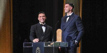 «Dibu» Martínez ganó por segunda vez el Premio Yashin al mejor arquero del mundo