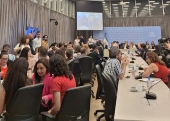 La oposición consiguió dictamen para limitar el poder de los DNU y acorrala al Gobierno