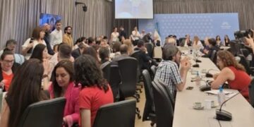La oposición consiguió dictamen para limitar el poder de los DNU y acorrala al Gobierno