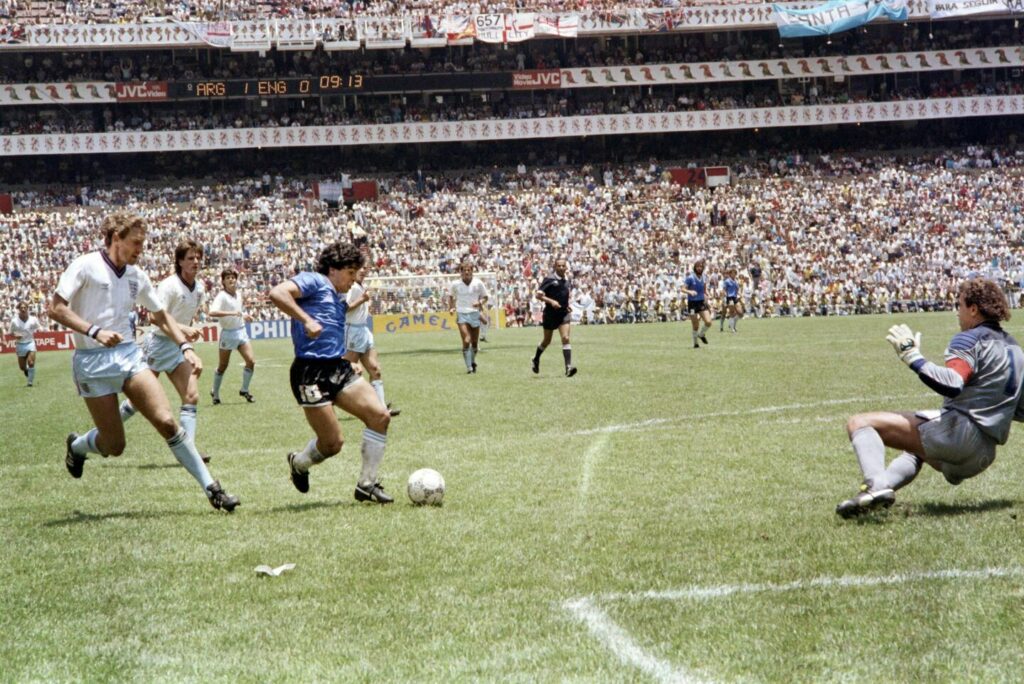 Se cumplen 64 años del nacimiento de Maradona: fotos emblemáticas para recordarlo