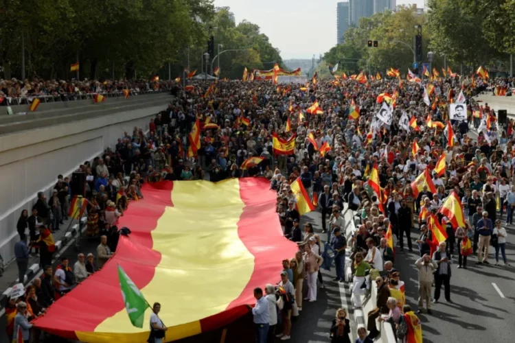 Miles de españoles protestaron contra Sánchez