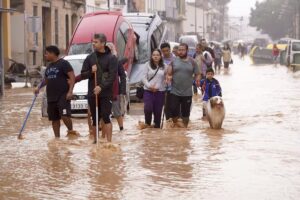 Fuertes inundaciones en Valencia dejan al menos 51 muertos e impactantes destrozos