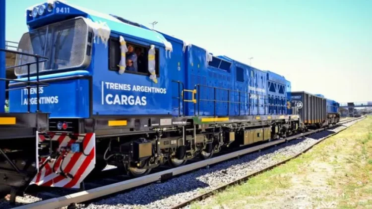 Anuncian la privatización del ferrocarril Belgrano Cargas