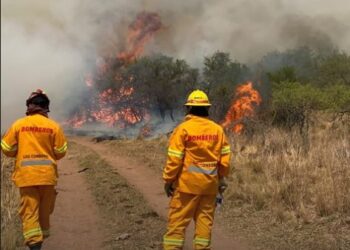 Los bomberos combaten dos incendios activos en la provincia