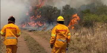 Los bomberos combaten dos incendios activos en la provincia