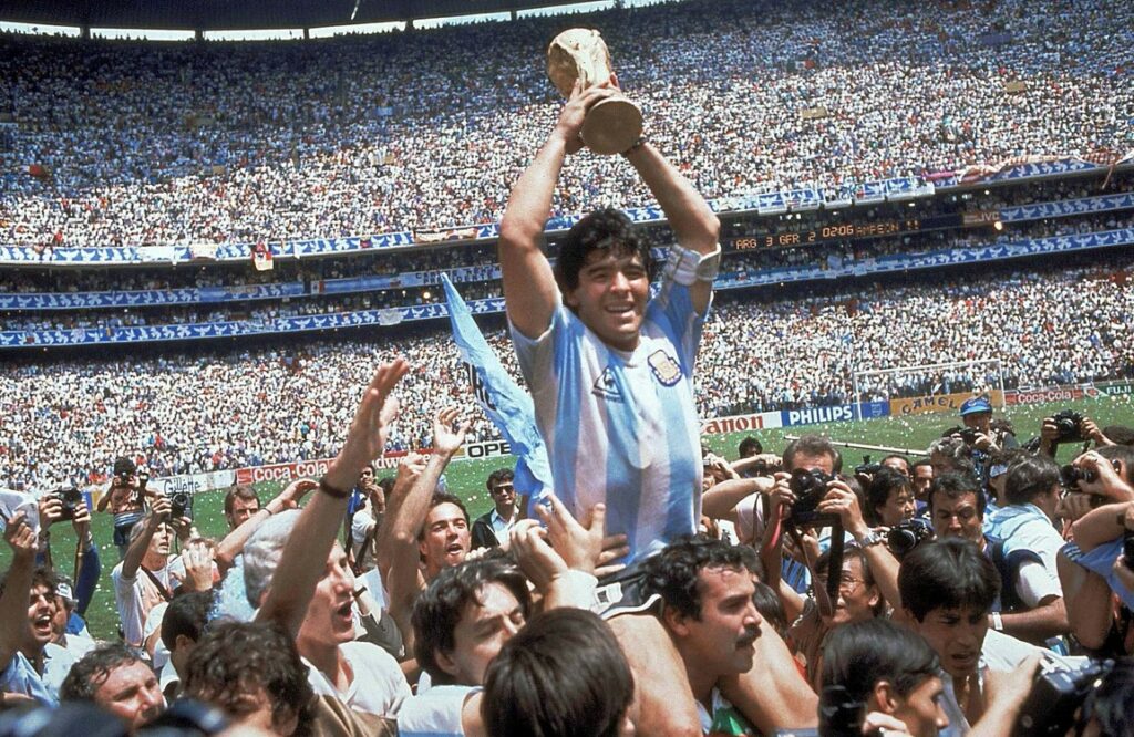 Se cumplen 64 años del nacimiento de Maradona: fotos emblemáticas para recordarlo