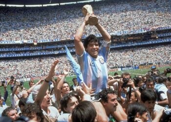 Se cumplen 64 años del nacimiento de Maradona: fotos emblemáticas para recordarlo