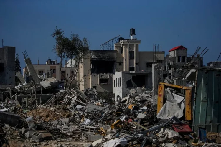 Daños en el campo de refugiados de Al Nusairat, en el centro de Gaza, tras un ataque israelí.