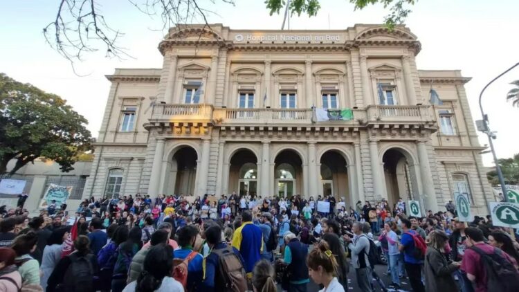 Polémica con el Gobierno por el cierre del Hospital Bonaparte