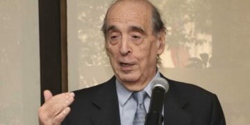 Economistas argentinos divididos sobre el levantamiento del cepo cambiario y el futuro del dólar