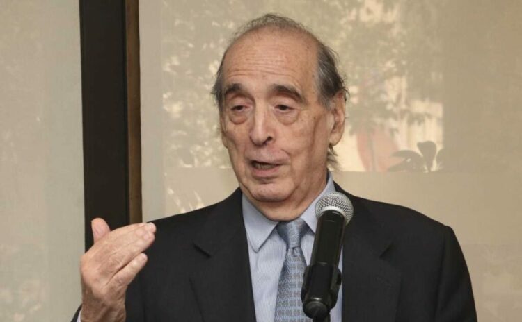 Economistas argentinos divididos sobre el levantamiento del cepo cambiario y el futuro del dólar