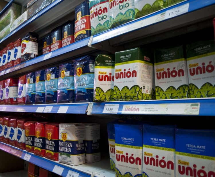 Otro golpe al consumo de los argentinos: se derrumbó la venta de yerba mate Otro golpe al consumo de los argentinos: se derrumbó la venta de yerba mate