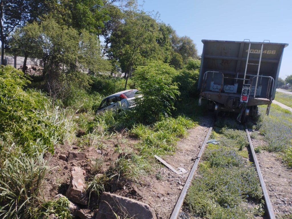 Un auto chocó contra un tren de carga y la conductora resultó herida