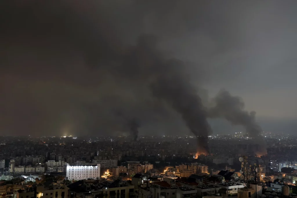 Israel ataca tres frentes en el aniversario del asalto de Hamás