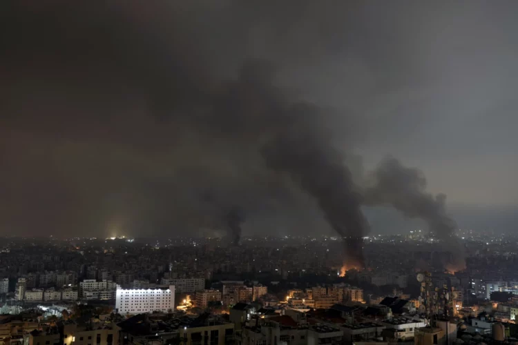 Las llamas y el humo se elevan tras un ataque israelí en Dahiyeh, Beirut, Líbano.