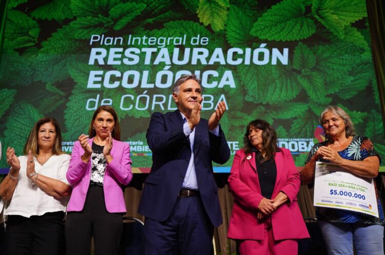 El gobernador Martín Llaryora en la entrega de fondos en el Centro Cívico.