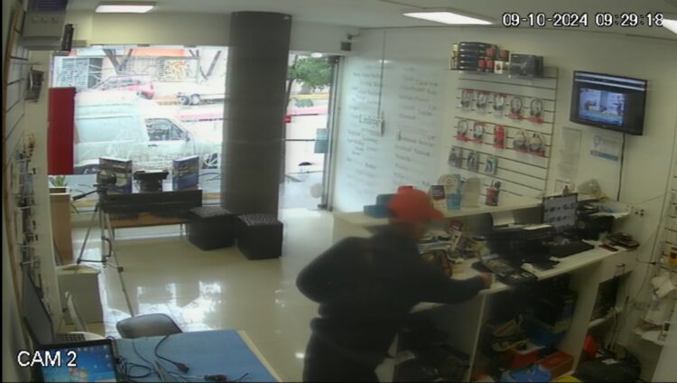 Entró a robar a un negocio de informática de barrio Alberdi y quedó filmado por las cámaras de seguridad