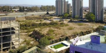 Subastan un terreno de 2,5 hectáreas ubicado en las avenidas Cárcano y Colón