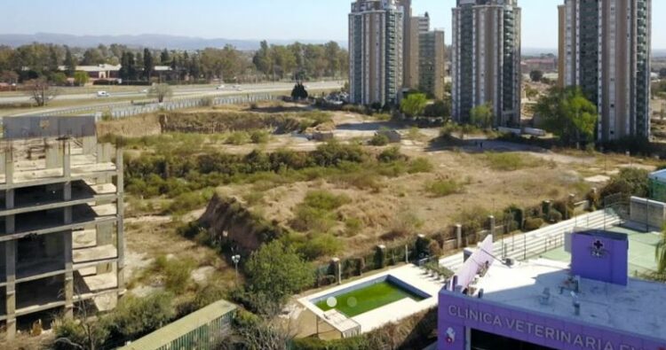 Subastan un terreno de 2,5 hectáreas ubicado en las avenidas Cárcano y Colón