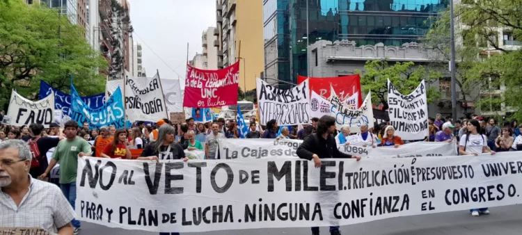 Miles de estudiantes marcharon por tercera vez por mayor presupuesto.