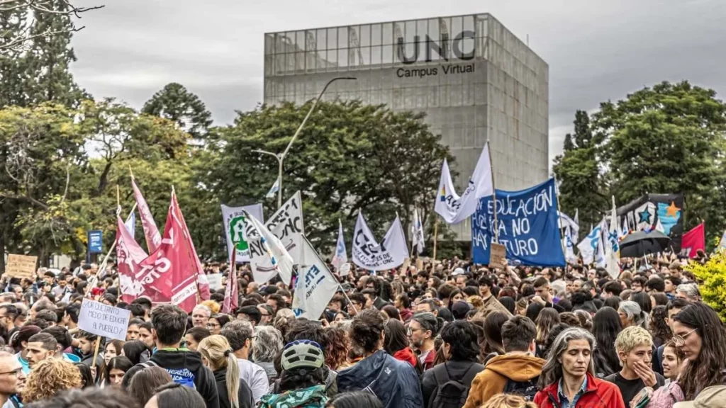 La comunidad universitaria debate en asambleas la continuidad del plan de lucha contra el veto