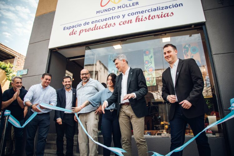 El Intendente participó de la inauguración del flamante local de Mundo Müller.