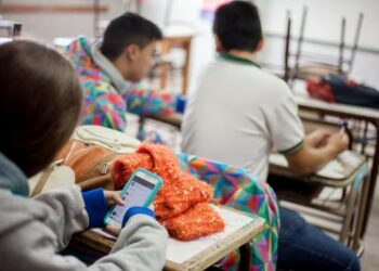 Lo denuncian por editar con IA fotos de compañeras desnudas