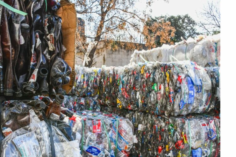 El reciclaje de plásticos es considerado una cuestión ambiental y social.