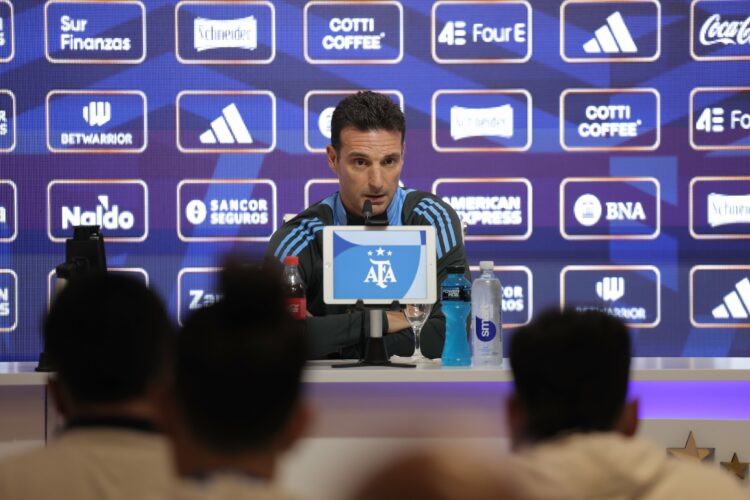 El DT Lionel Scaloni palpitó el encuentro de esta noche ante los medios.