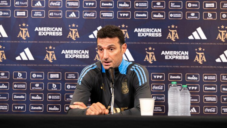 Scaloni, durante la conferencia de prensa: “No nos dejaron viajar”.