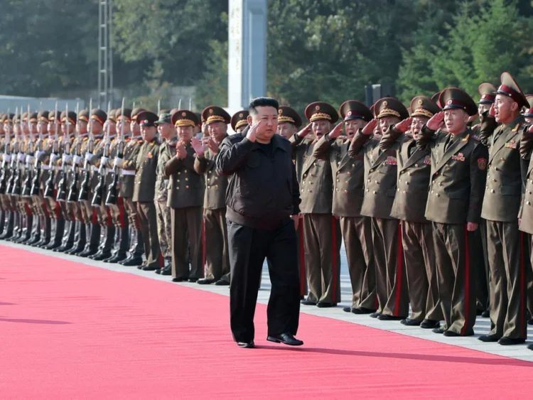 Soldados de la República Popular Democrática de Corea saludan al líder Kim Jong-Un.